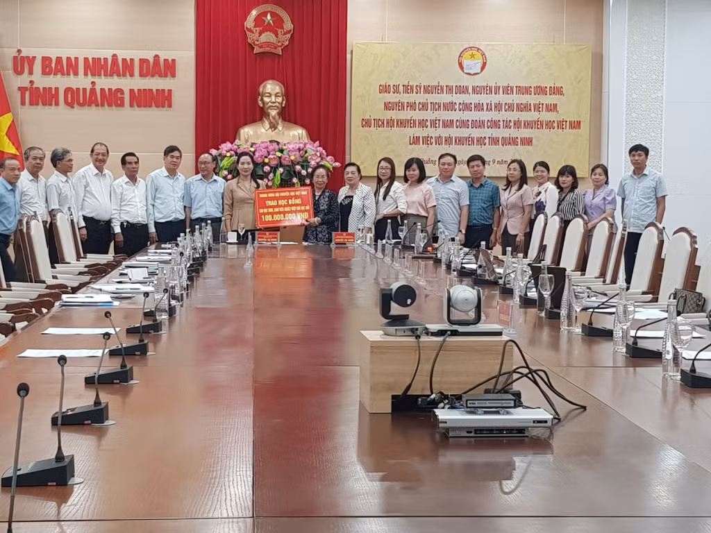 Hội Khuyến học Việt Nam tặng 100 triệu đồng cho Quỹ Khuyến học Quảng Ninh để trao học bổng cho học sinh, sinh viên vượt khó học giỏi trên địa bàn tỉnh.
