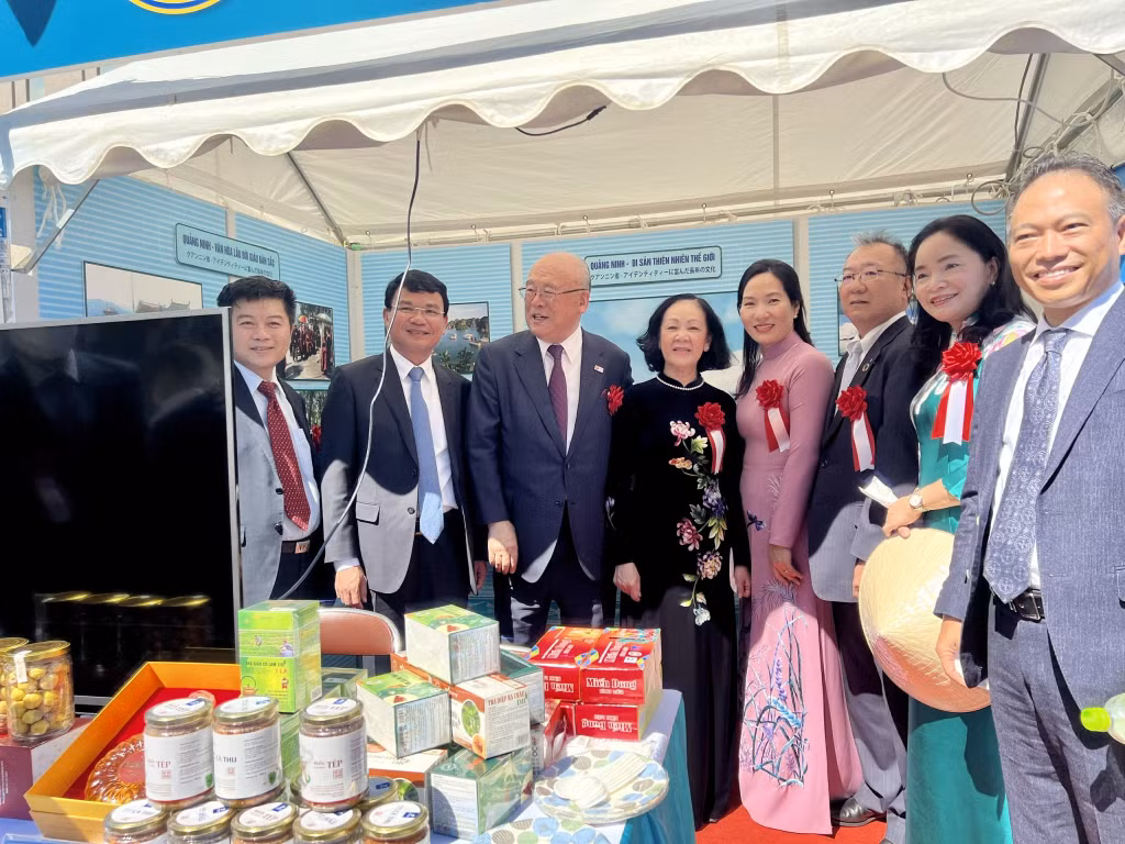 Đồng chí Trương Thị Mai, Ủy viên Bộ Chính trị, Trưởng Ban Tổ chức Trung ương, Chủ tịch Hội hữu nghị Việt - Nhật, đến tham quan gian hàng trưng bày của tỉnh Quảng Ninh tại Lễ hội Việt Nam tại Sapporo.