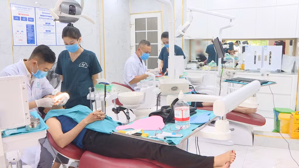 Phòng khám răng Quỳnh Anh (TP Hạ Long) với nhiều thiết bị hiện đại.