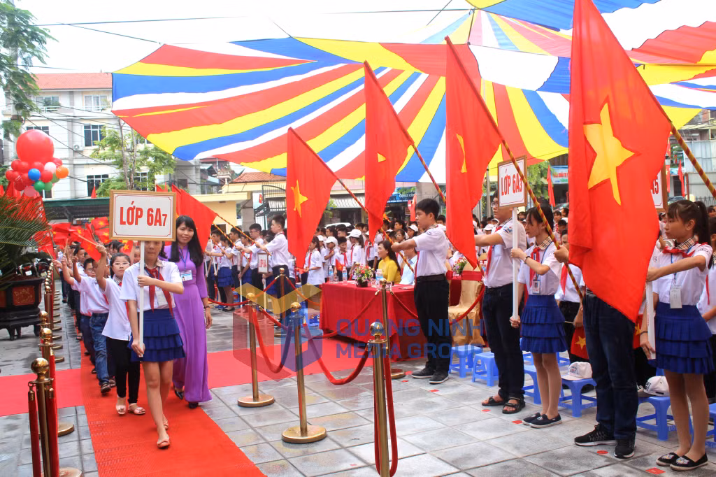 Lễ đón học sinh lớp 6 của Trường THCS Trọng Điểm, TP Cẩm Phả năm học mới 2017-2018. Ảnh: Cao Quỳnh