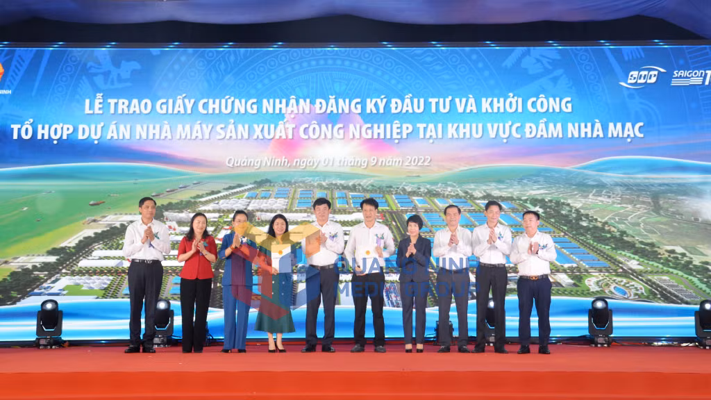Đại diện nhà đầu tư Dự án nhà máy điện tử Quảng Yên và Dự án nhà máy phụ tùng động cơ máy nông nghiệp tại lô đất nhận giấy chứng nhận đầu tư tại khu vực Đầm Nhà Mạc (9-2022). Ảnh: Cao Quỳnh