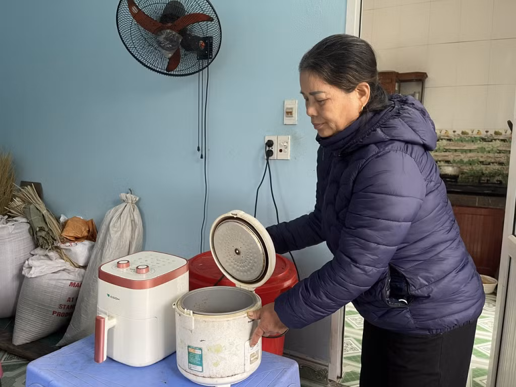 Gia đình bà Lê Thị Hơn (xã Cẩm La, TX Quảng Yên) không thể sử dụng nhiều thiết bị điện vào giờ cao điểm.