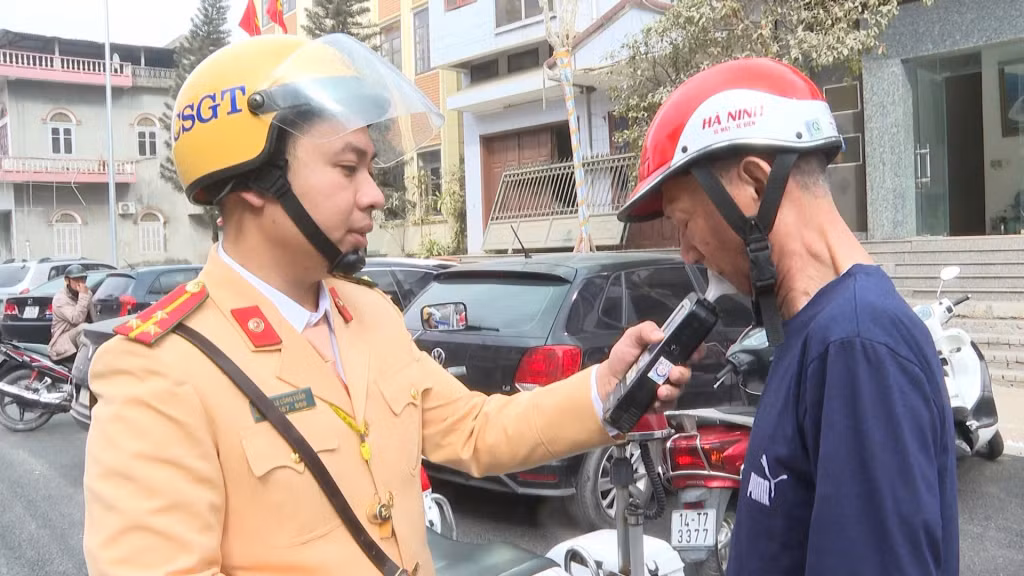 Công an TP Uông Bí kiểm tra nồng độ cồn người điều khiển phương tiện tham gia giao thông trên địa bàn.