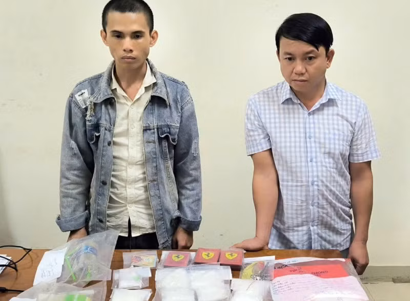 Phan Công Đức (trái) và Phạm Duy Vũ cùng số tang vật bị thu giữ.