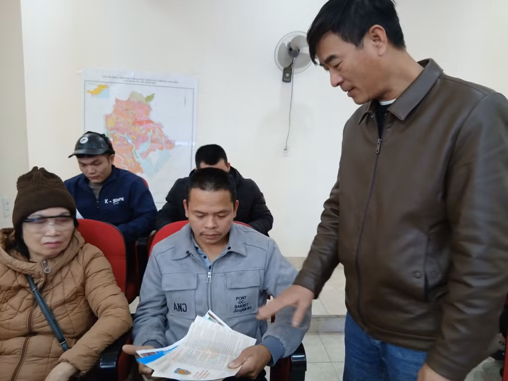 Ngư dân xã Hiệp Hòa nhận tờ rơi tuyên truyền, phổ biến pháp luật bảo vệ nguồn lợi thủy sản.