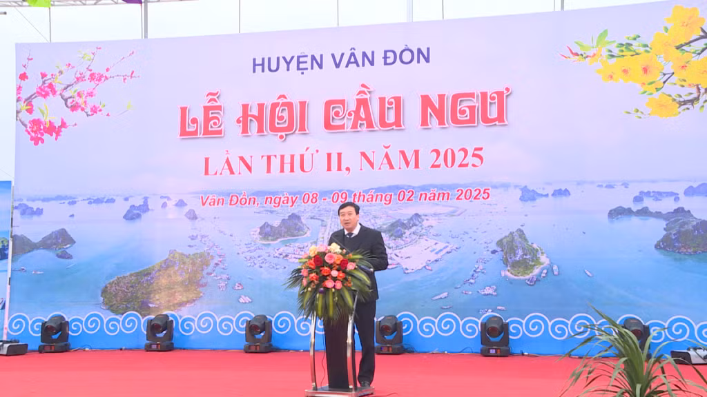 Đồng chí Đào Văn Vũ, Phó Chủ tịch UBND huyện Vân Đồn phát động phong trào thi đua lao động sản xuất năm 2025 tại Lễ hội cầu ngư lần thứ II năm 2025.