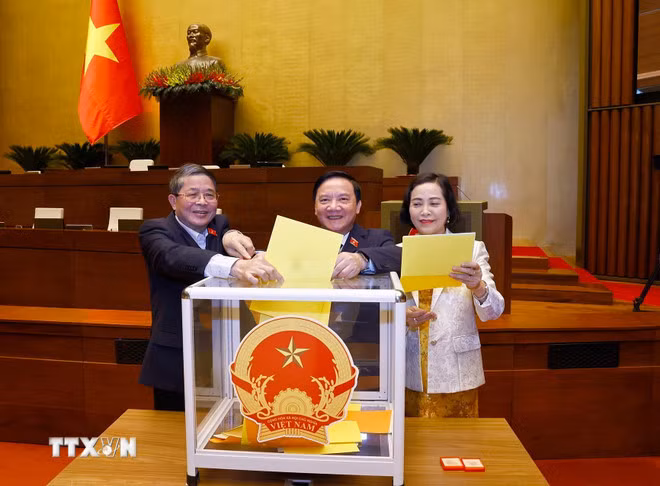 Các Phó Chủ tịch Quốc hội bỏ phiếu bầu Phó Chủ tịch Quốc hội và Ủy viên Ủy ban Thường vụ Quốc hội; phê chuẩn đề nghị của Thủ tướng Chính phủ về việc bổ nhiệm các Phó Thủ tướng Chính phủ, Bộ trưởng và thành viên khác của Chính phủ. (Ảnh: Doãn Tấn/TTXVN)