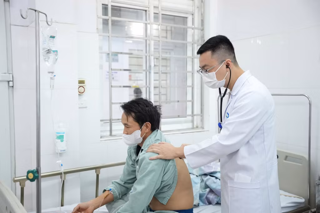 Bác sĩ khoa Bệnh Nhiệt đới (Bệnh viện Bãi Cháy) thăm khám cho bệnh nhân mắc cúm mùa.