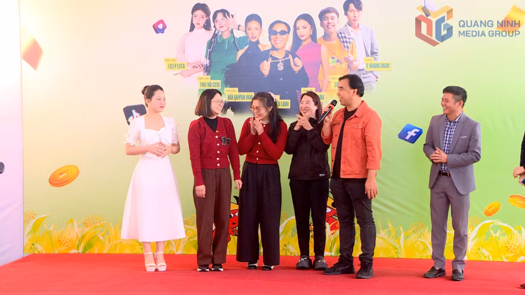 Các nghệ sĩ giao lưu với người dân.