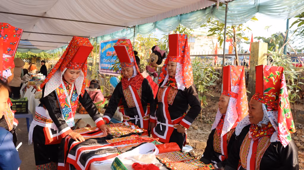 Gian hàng bày bán sản phẩm thêu trang phục truyền thống của người Dao tại Chợ phiên Quảng Lâm