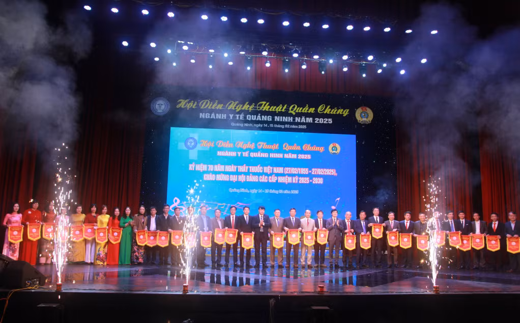 Ban tổ chức tặng cờ cho 30 đơn vị tham dự hội diễn.