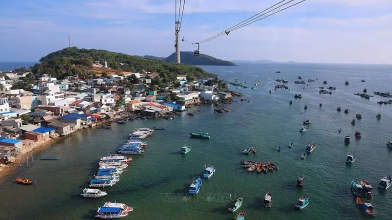 Vẻ yên bình trên làng chài Hòn Thơm, Phú Quốc. (Ảnh: TTXVN)