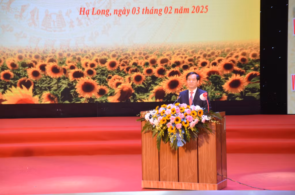 Đồng chí Vũ Quyết Tiến, Bí thư Thành ủy Hạ Long phát biểu tại Lễ kỷ niệm.