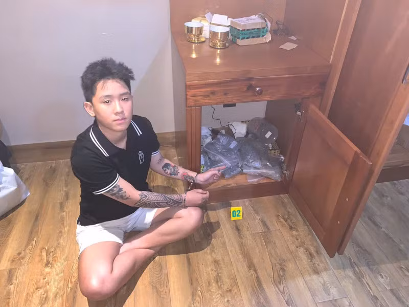 Thái Hoàng Khả Tú chỉ nơi cất giấu ma túy.