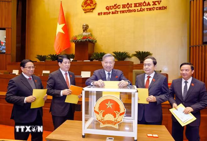 Tổng Bí thư Tô Lâm, Chủ tịch nước Lương Cường, Thủ tướng Phạm Minh Chính, Chủ tịch Quốc hội Trần Thanh Mẫn và đại biểu bỏ phiếu bầu Phó Chủ tịch Quốc hội và Ủy viên Ủy ban Thường vụ Quốc hội; phê chuẩn đề nghị của Thủ tướng Chính phủ về việc bổ nhiệm các Phó Thủ tướng Chính phủ, Bộ trưởng và thành viên khác của Chính phủ. (Ảnh: TTXVN)