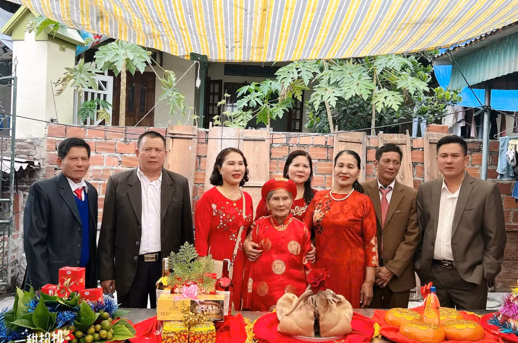Cụ Nguyễn Thị Đáp (phường Hà An, TX Quảng Yên) được các con cháu tổ chức lễ mừng thọ chu đáo, trang trọng.