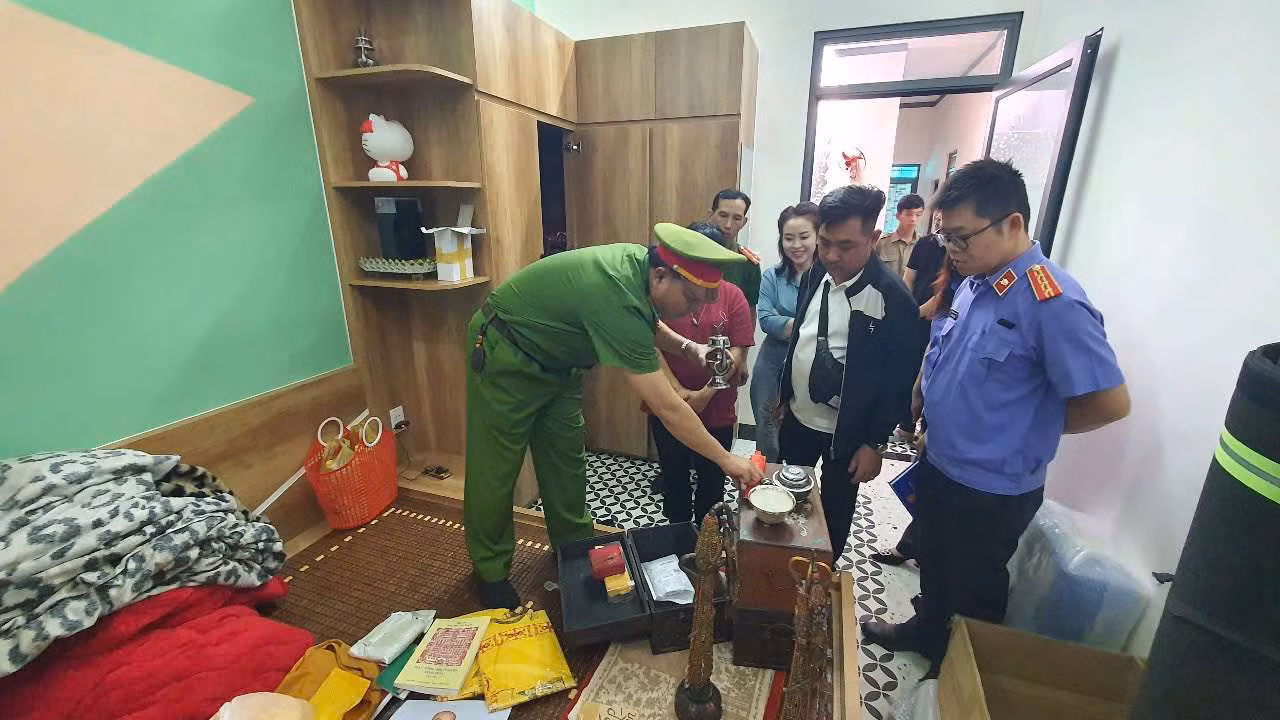 Công an khám xét nơi ở của các đối tượng. Ảnh: Công an cung cấp