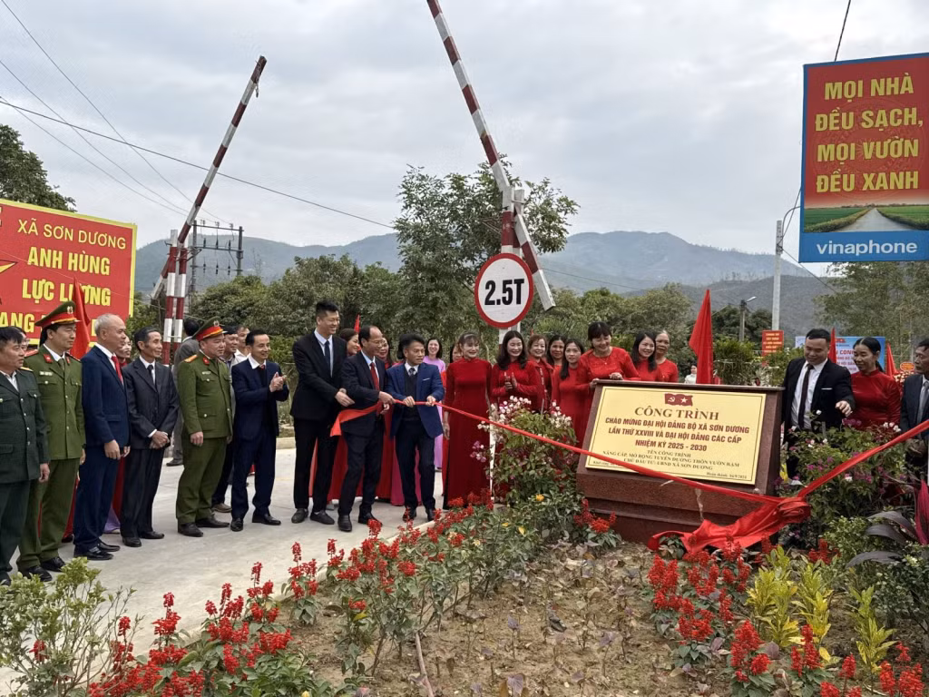 Xã Sơn Dương tổ chức lễ gắn biển công trình chào mừng Đại hội Đảng bộ xã lần thứ XXVIII và Đại hội Đảng các cấp nhiệm kỳ 2025- 2030 đối với công trình tuyến đường thôn vườn Rậm.