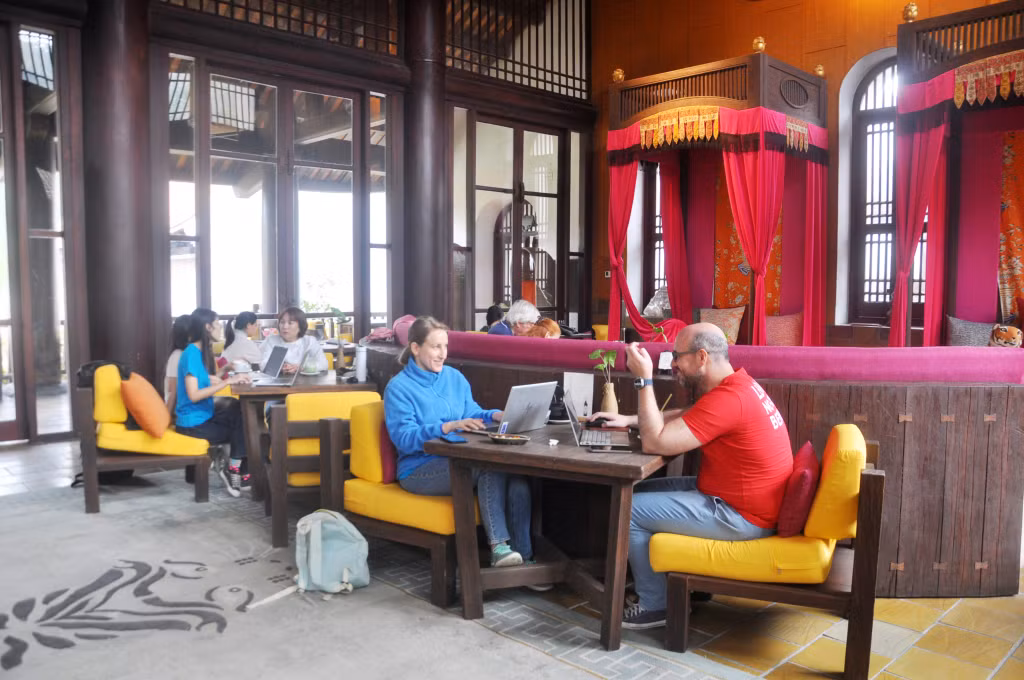 Du khách nghỉ ngơi, thư giãn tại Legacy Yên Tử - khu tĩnh dưỡng được doanh nghiệp đầu tư tại Yên Tử (TP Uông Bí).