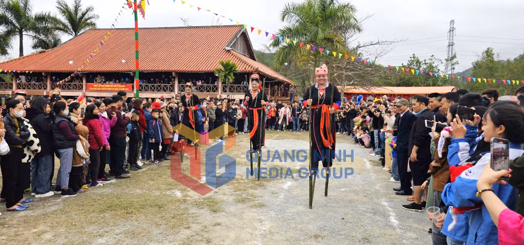 Thi đi cà kheo trong ngày Hội làng truyền thống của người Dao Thanh Y xã Bằng Cả (TP Hạ Long) năm 2024. Ảnh: Đại Dương