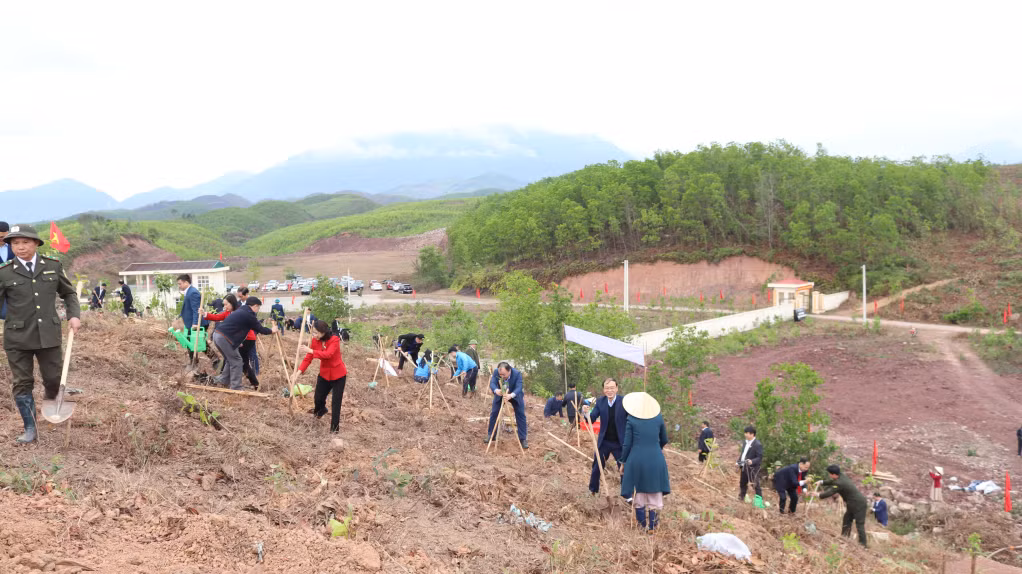 Đại biểu tham gia trồng cây.