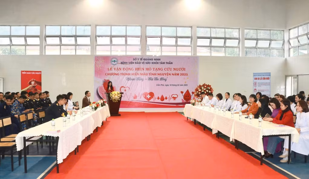 Quang cảnh buổi lễ vận động đăng ký hiến tặng mô, tạng cứu người và chương trình hiến máu tình nguyện năm 2025 “Blouse trắng - Trái tim hồng” tại Bệnh viện Bảo vệ sức khỏe tâm thần Quảng Ninh.