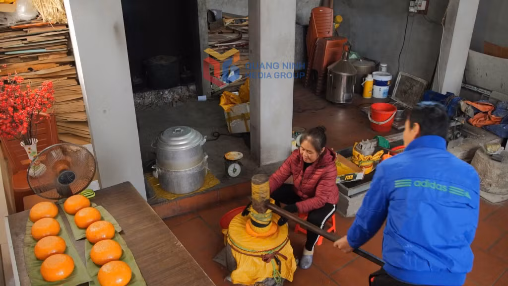 Ngôi nhà của ông Vũ Đình Kình và bà Ngô Thị Nhãn (khu 5, phường Phong Cốc, TX Quảng Yên) vẫn rộn tiếng chày giã bánh giầy truyền thống mỗi ngày.