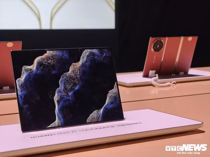 Huawei Mate XT Ultimate Design có màn hình lớn nhất thế giới smartphone nhờ thiết kế gập 3 độc đáo.