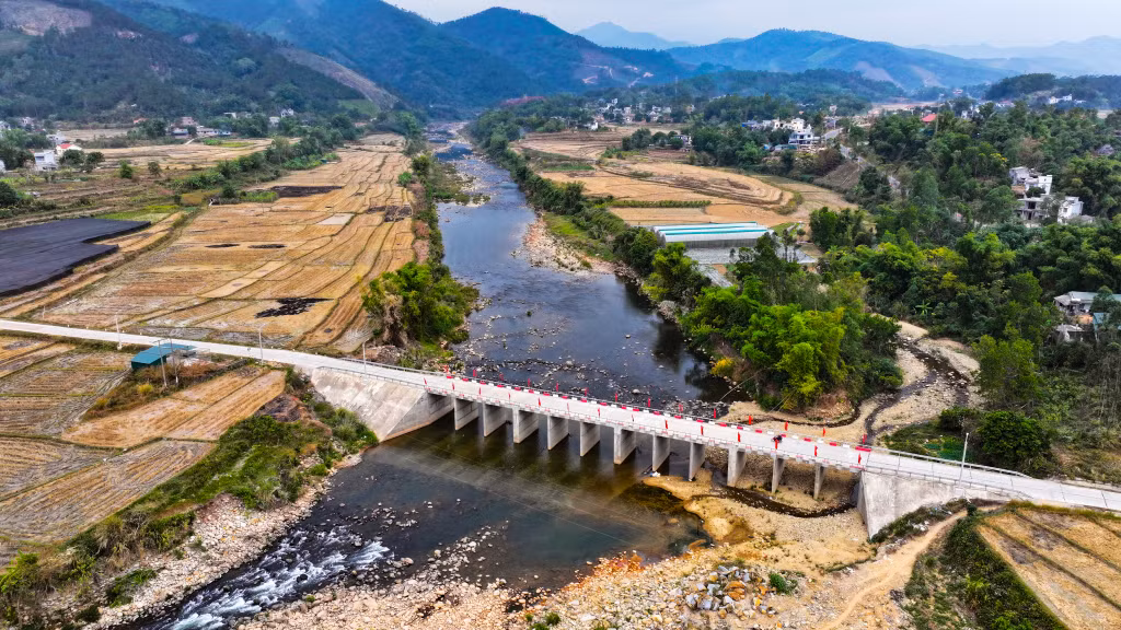 Công trình cống hộp Bản Chuồng thuộc dự án cải tạo, nâng cấp hệ thống đường tràn vượt lũ trên địa bàn huyện Bình Liêu mới được hoàn thành đáp ứng tôt hơn nhu cầu giao thông của nhân dân. Ảnh: Đức Bằng