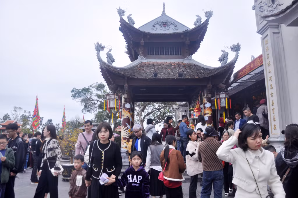 Đền Cửa Ông (Cẩm Phả) là di sản thu hút khá đông du khách của Quảng Ninh.