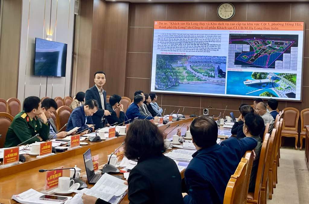 Đại diện phòng Quản lý đô thị thành phố báo cáo việc triển khai Quy hoạch phân khu 1 và Quy hoạch phân khu 6 tại hội nghị.