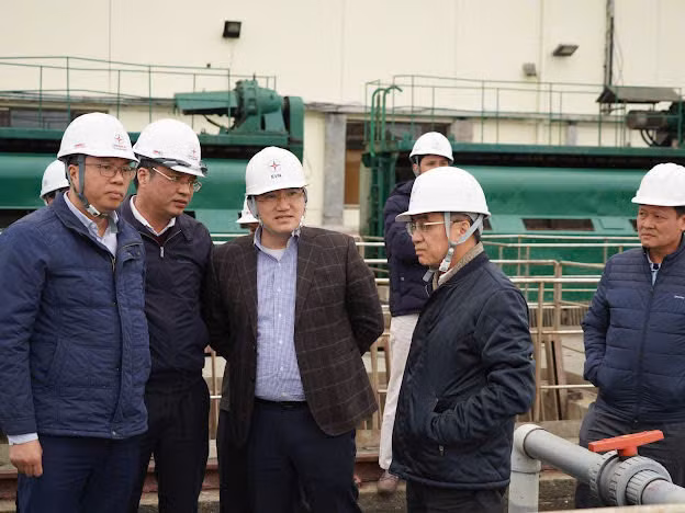 Đoàn công tác kiểm tra khu vực sản xuất của Công ty CP Nhiệt điện Quảng Ninh. Ảnh do đơn vị cung cấp