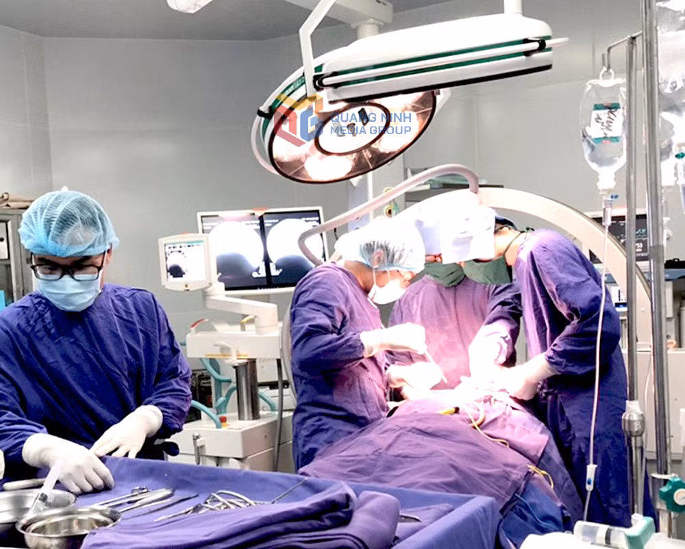 Phẫu thuật cấp cứu bệnh nhân chấn thương sọ não tại Bệnh viện Đa khoa tỉnh.