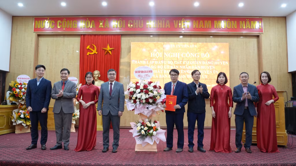 Lãnh đạo huyện Tiên Yên trao quyết định hợp nhất Ban Tuyên giáo Huyện ủy và Ban Dân vận Huyện ủy.