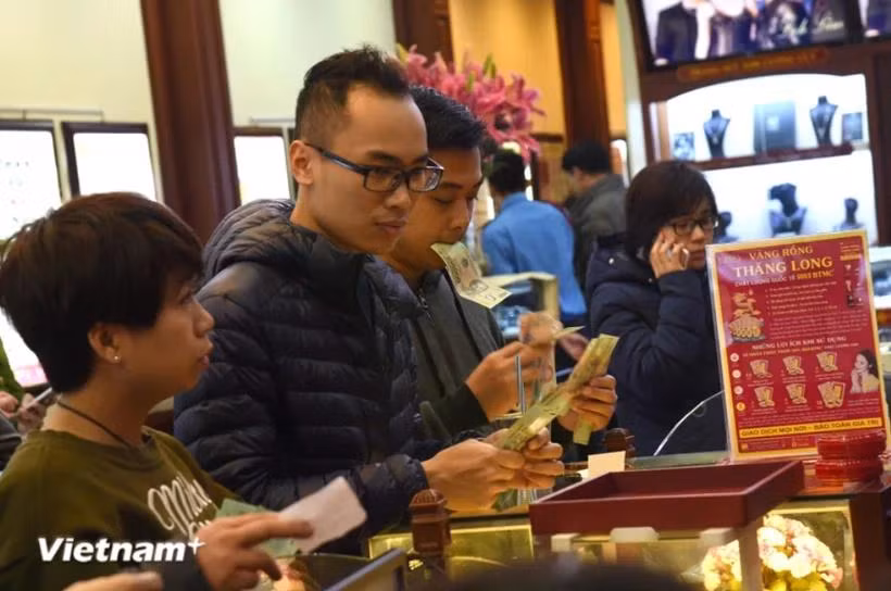 Giá vàng trong nước bốc hơi 1 triệu đồng mỗi lượng phiên cuối tuần. (Ảnh: Vietnam+)