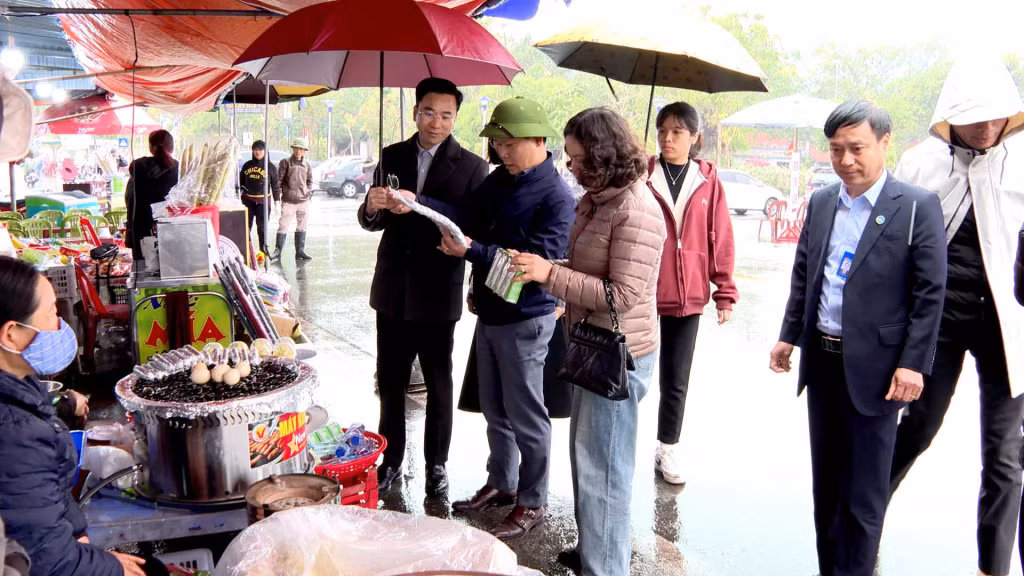 Ban Quản lý di tích quốc gia đặc biệt đền Cửa Ông - Cặp Tiên chủ động kiểm tra, nhắc nhở các chủ cơ sở kinh doanh thực hiện các biện pháp đảm bảo ATVSTP. Ảnh: Bảo Long (Trung tâm TT-VH TP Cẩm Phả)