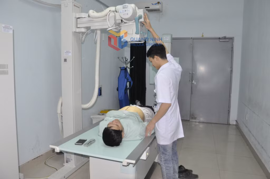 Nhân viên y tế Bệnh viện Bãi Cháy chuẩn bị chụp X.quang cho bệnh nhân.