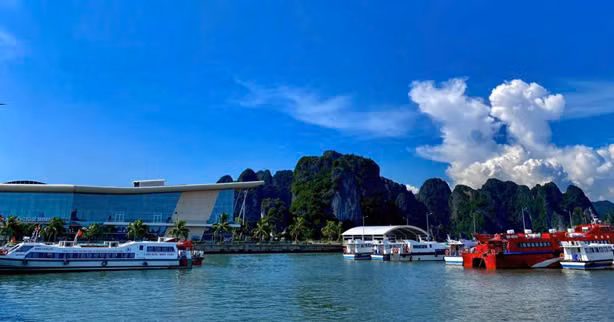 Bến cảng quốc tế Ao Tiên nằm cách Crystal Holidays Harbour Vân Đồn 5 phút đi bộ