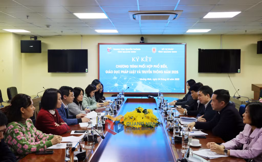 Trung tâm Truyền thông tỉnh Quảng Ninh và Sở Tư pháp trao đổi về các cách thức thực hiện để phát huy hiệu quả chương trình ký kết năm 2025.