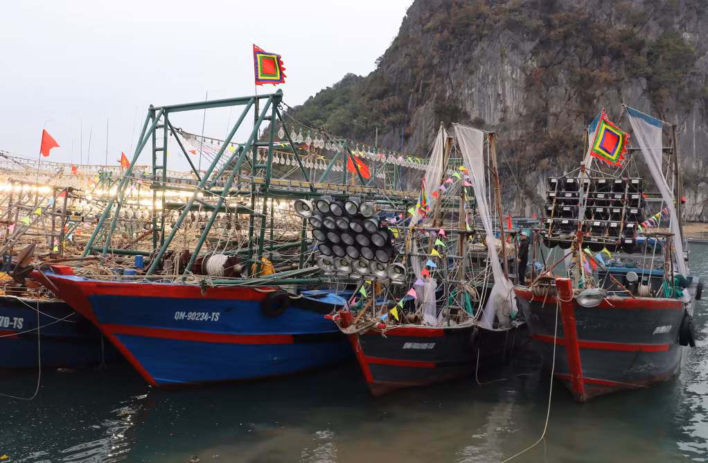Tàu đánh cá tất bật chuẩn bị ra khơi chuyến biển đầu năm.