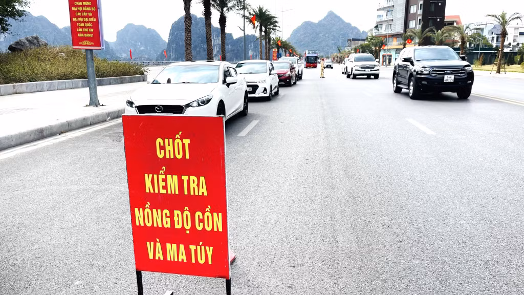 Cùng với hướng dẫn, hỗ trợ người dân, du khách du xuân an toàn, lực lượng chức năng sẽ xử lý nghiêm các vi phạm tiềm ẩn nguy cơ gây TNGT.