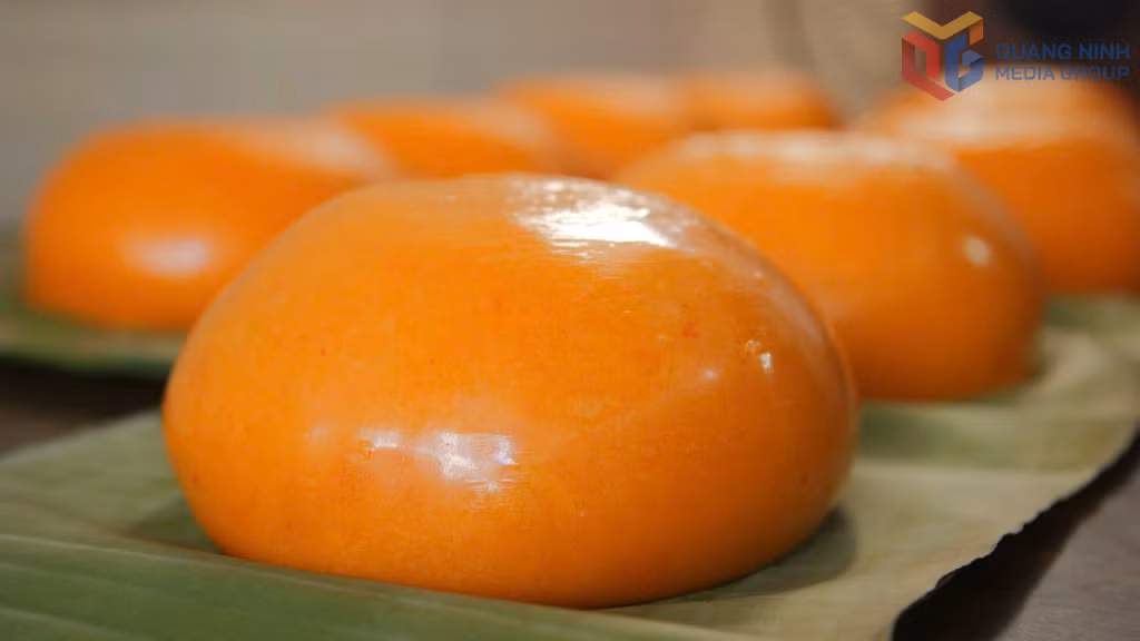 Bánh giầy là đặc sản lâu đời ở vùng các xã đảo Hà Nam. Đặc biệt, bánh giầy gấc thường được sử dụng trong những dịp đầu xuân.