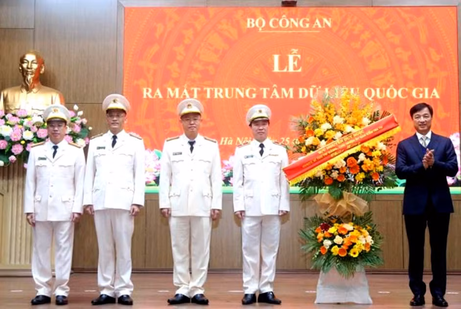 Ông Nguyễn Duy Ngọc, Ủy viên Bộ Chính trị, Bí thư Trung ương Đảng, Chủ nhiệm Ủy ban Kiểm tra Trung ương trao lẵng hoa tặng Ban Giám đốc Trung tâm Dữ liệu quốc gia. Ảnh: bocongan.gov.vn