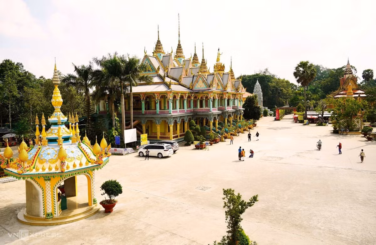 Chùa Som Rong rộng khoảng 5 ha, mang nét cổ kính nhưng không kém phần tráng lệ, nổi bật với những bức tường nhuốm màu thời gian. Khuôn viên chùa thoáng đãng, xung quanh phủ bóng mát của nhiều cây sao cổ.