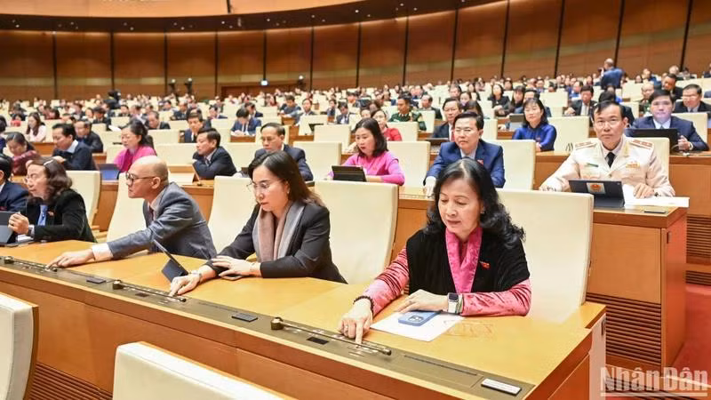 Đại biểu Quốc hội biểu quyết thông qua Nghị quyết về một số cơ chế, chính sách đặc biệt đầu tư xây dựng dự án điện hạt nhân Ninh Thuận. (Ảnh: DUY LINH)