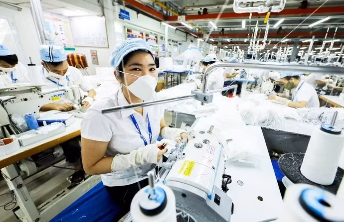 Thời gian qua, các ngân hàng đã có nhiều giải pháp giúp doanh nghiệp tiếp cận vốn dễ dàng hơn. Trong ảnh: công nhân làm việc tại một công ty dệt ở tỉnh Hải Dương - Ảnh: NGUYỄN KHÁNH