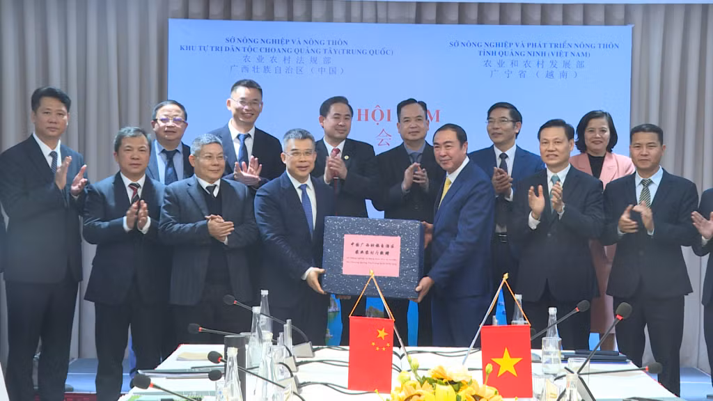 Lãnh đạo Sở NN&PTNT tỉnh Quảng Ninh (Việt Nam) và Sở NN&NT khu tự trị dân tộc Choang Quảng Tây (Trung Quốc) chụp ảnh lưu niệm.