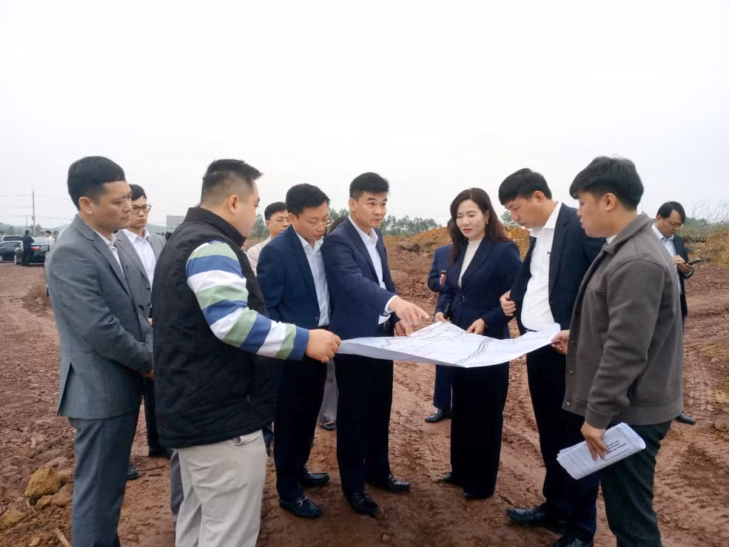 Đồng chí Nguyễn Thị Hạnh, Phó Chủ tịch UBND tỉnh, kiểm tra tiến độ GPMB tại cụm công nghiệp Đông Đầm Hà B.