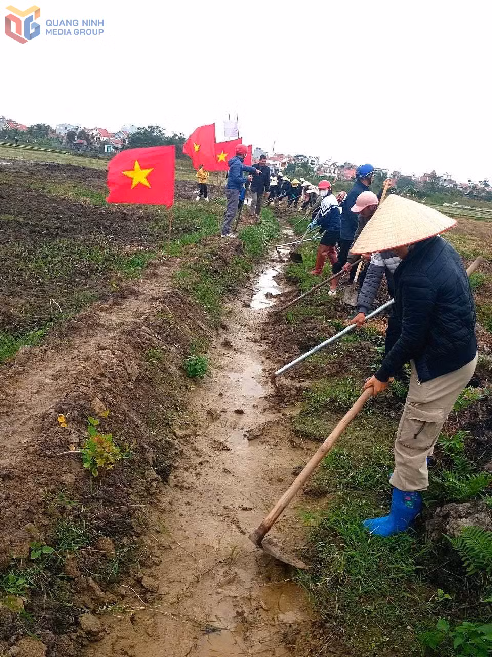 Nông dân phường Phong Cốc (TX Quảng Yên) ra quân nạo vét kênh mương thủy lợi phục vụ cho vụ sản xuất mới. Ảnh: HND TX Quảng Yên.