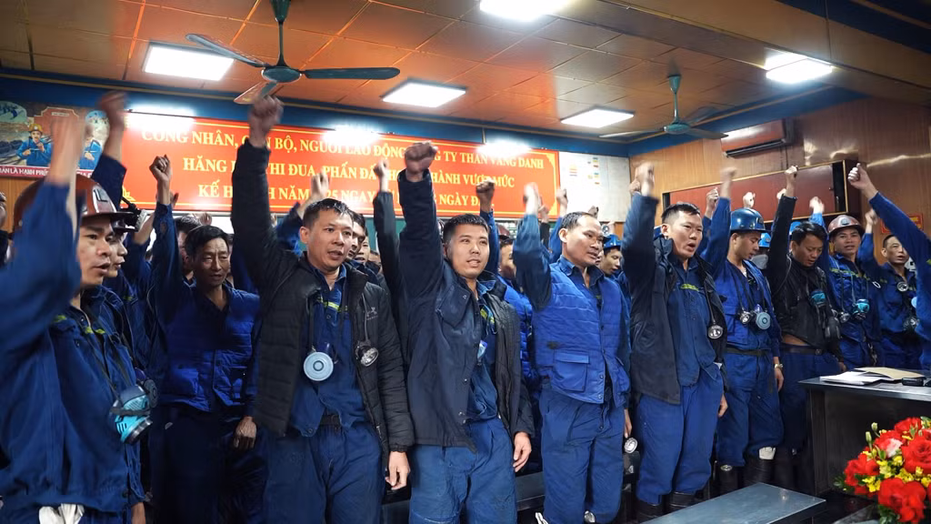 Công nhân Công ty CP Than Vàng Danh nêu cao quyết tâm thi đua sản xuất.